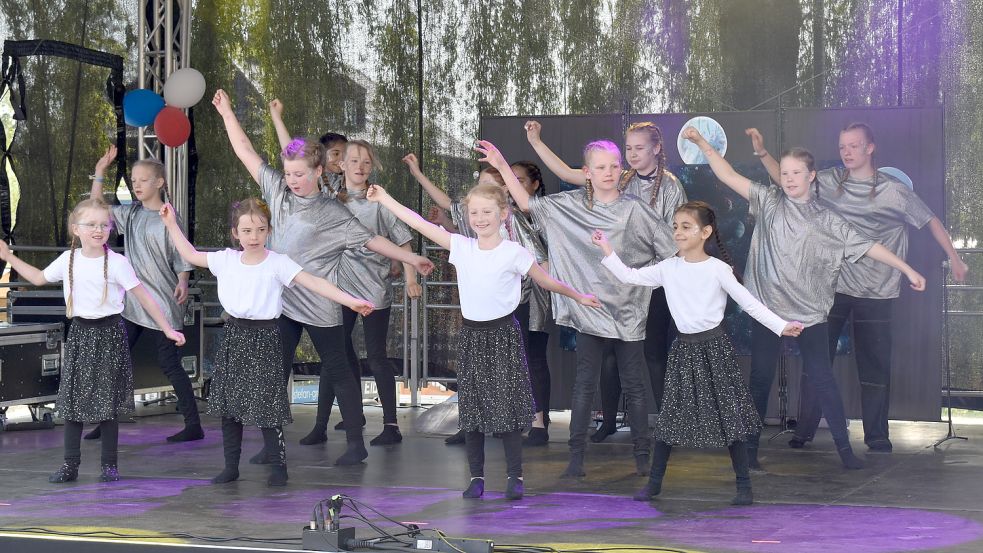 Die „Power Girls“ aus Ihrhove traten am Sonntagnachmittag auf der Bühne am Rathaus auf. Fotos: Zein