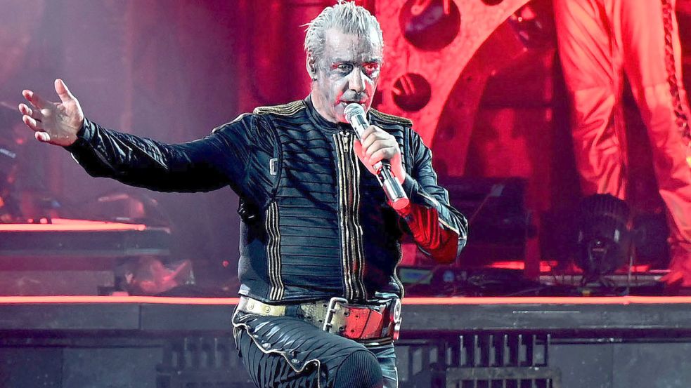 Frauen in der „Row Zero“ kommen so nah an ihr Idol, „Rammstein“-Sänger Till Lindemann, wie sonst kein Besucher. Foto: dpa/Malte Krudewig