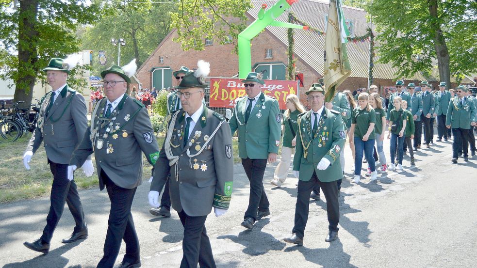 Der Umzug am Sonntagnachmittag wurde gut angenommen. Fotos: Weers