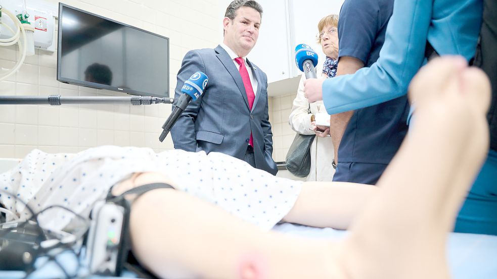 Hubertus Heil (SPD), Bundesminister für Arbeit und Soziales, besucht eine katholische Universität, in der man in einem vierjährigen Studiengang zur Pflegekraft mit Bachelor-Abschluss absolvieren kann. Foto: Riedl/dpa-pool/dpa