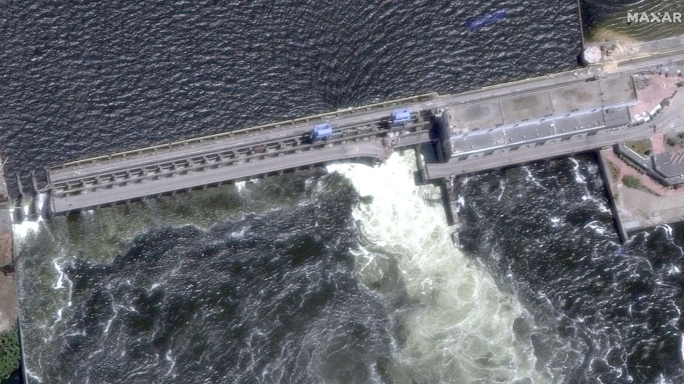 Im Ukraine-Krieg ist der riesige Kachowka-Staudamm in der Region Cherson zerstört worden Foto: Maxar Technologies/AP