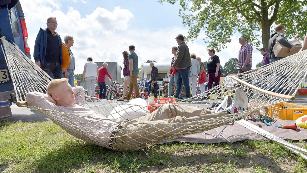 Beim Flohmarkt in Schwerinsdorf wird allerhand verkauft – auch schon mal eine Hängematte. Foto: Ortgies/Archiv