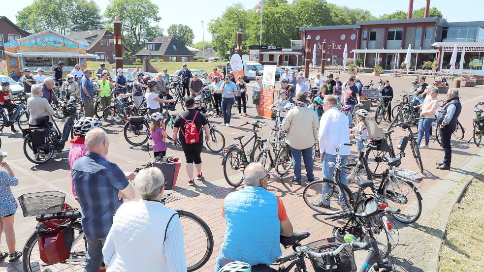 70 Radfahrerinnen und Radfahrer beteiligten sich am Sonnabend zum Auftakt des Barßeler Stadtradelns an der ersten Tour. Los ging es am Hafen. Fotos: Passmann