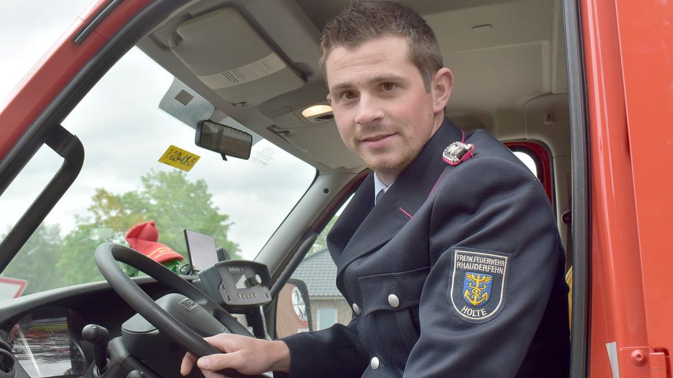 Jannes Schulte sitzt im Feuerwehrfahrzeug. Seit wenigen Monaten ist der 30-Jährige der Ortsbrandmeister von Holte. Fotos: Zein