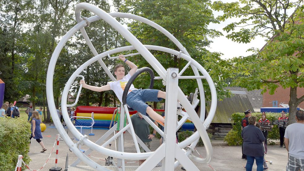 2019 fand der letzte Jugendtag statt. Wegen der Coronapandemie gab 2021 keine Veranstaltung. Doch für Samstag, 10. Juni, lädt der Ortsrat Flachsmeer wieder zum Jugendtag ein. 2019 standen verschiedene Spielgeräte für die Jugendlichen zur Verfügung. Bild: Weers/Archiv