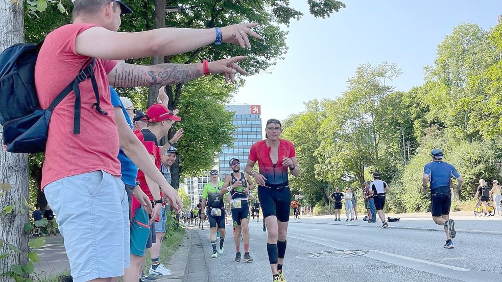 Michael Zimmermann (vorderer Läufer) erlebte beim Ironman auch schöne Momente. Fotos: Privat