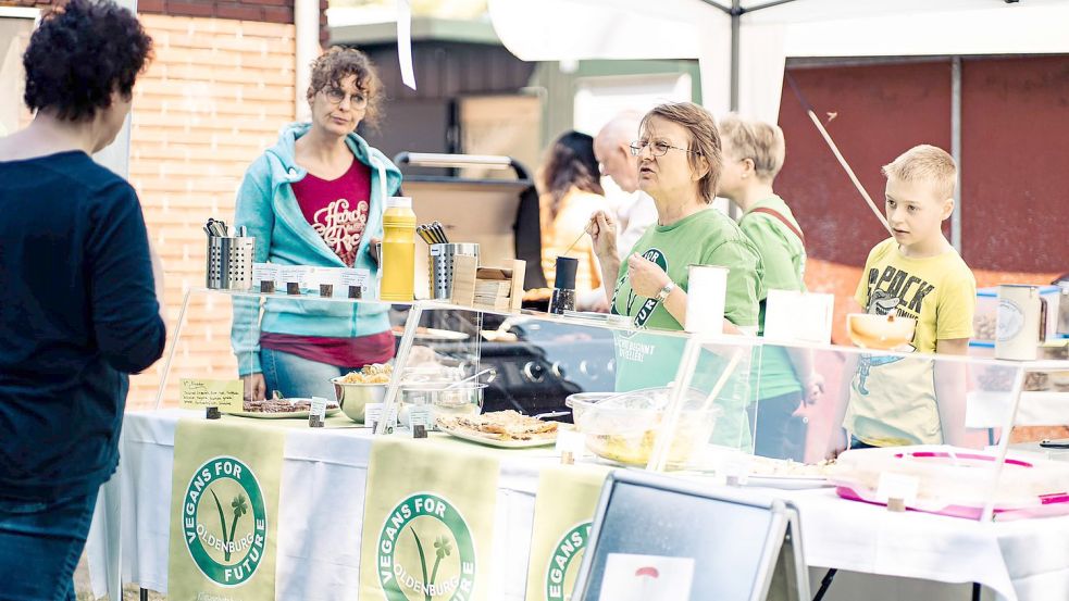 Auch kulinarischkam niemand zu kurz: Vegans for future aus Oldenburg boten Leckereien an.