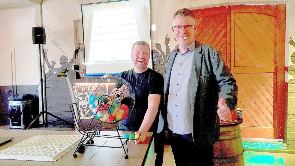Standesbeamte Helmut ter Hazeborg (rechts) und Musikcafé-Chef Thomas Hessenius haben sich für ihre Bingo-Runde etwas Tolles ausgedacht: den ersten Marienheil-Award. Foto: privat
