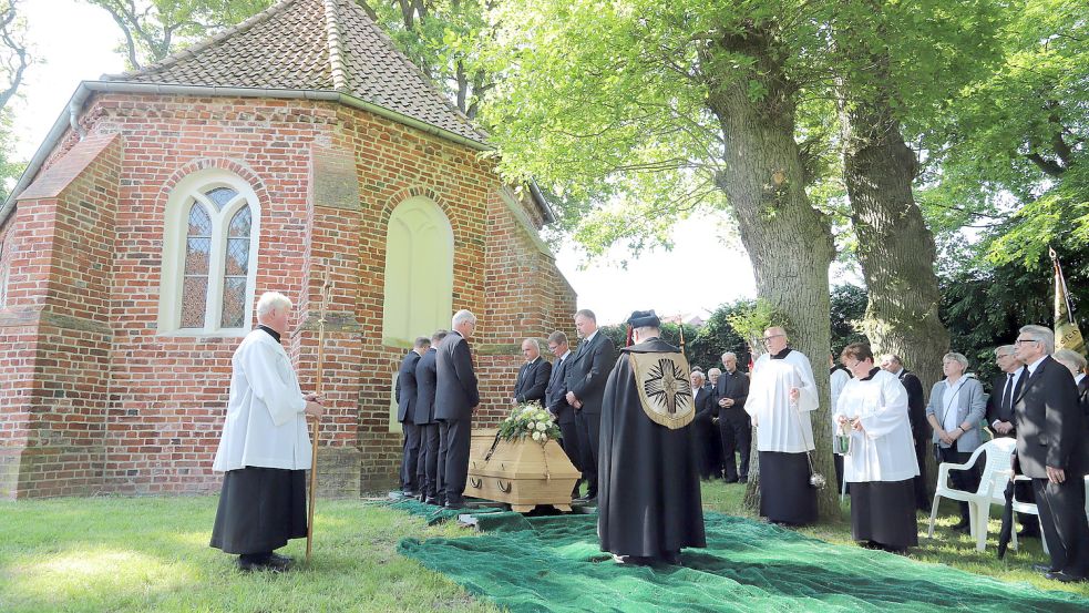An der Johanniterkapelle besteht schon seit langer Zeit kein Friedhof mehr. Doch der letzte Ordensritter im Offizialat durfte dort jetzt die ewige Ruhe finden. Foto: Passmann