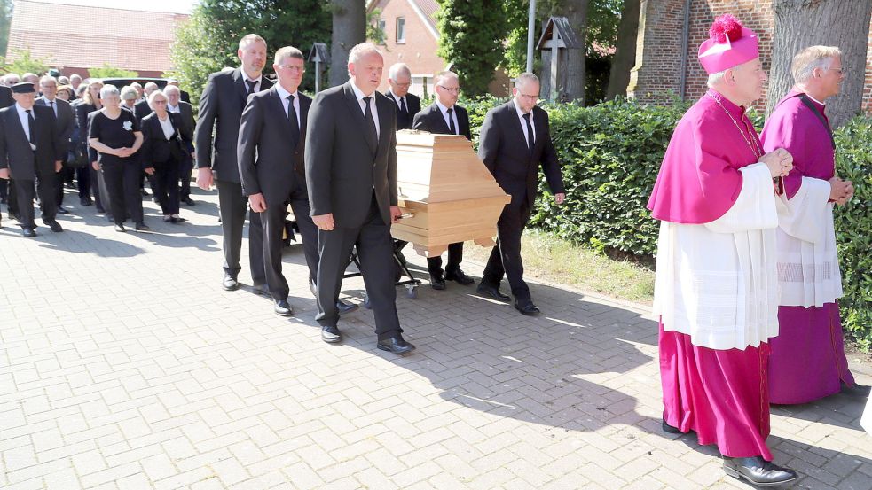 Viele begleiteten den verstorbenen Pfarrer Vornhusen auf dessen letztem Gang und erwiesen ihm die letzte Ehre. Foto: Passmann