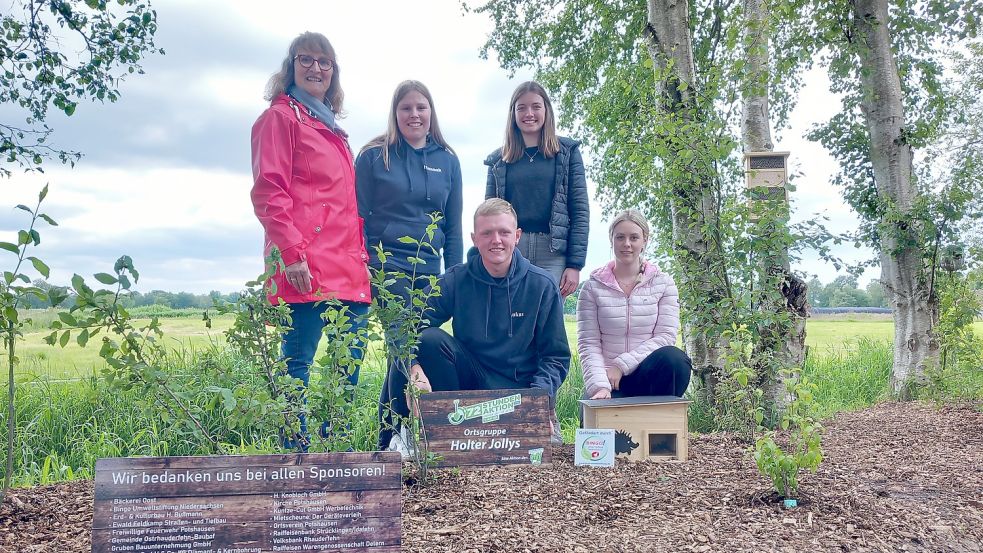 Helga Meyer (von links), Hannah Coordes, Lukas Haskamp, Elena Schröder und Deike Krallmann schauten sich gemeinsam das Werk aus der 72-Stunden-Aktion an. Foto: Scherzer