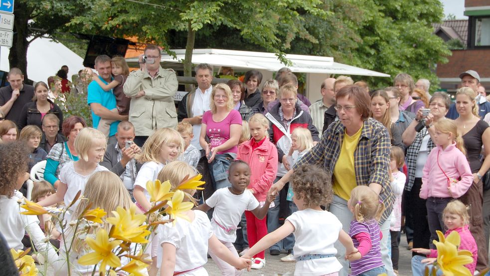Eine Kindertanzgruppe auf dem Rathausfest im Jahre 2010. Auch am kommenden Sonntag dürfen sich die vielen Gäste auf solche Programmpunkte freuen. Foto: Archiv