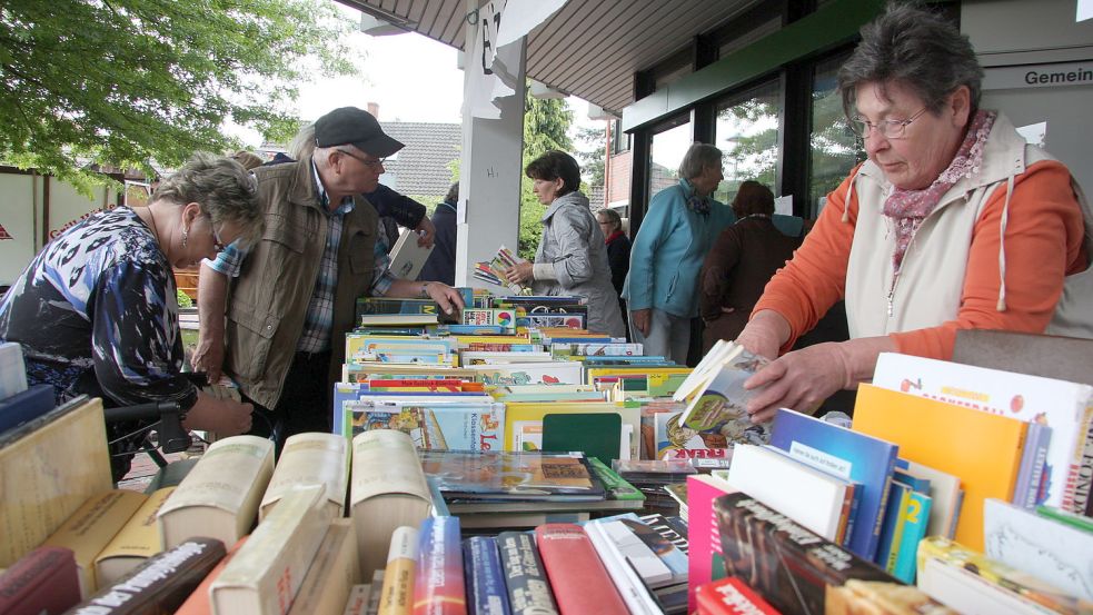 •Vor dem Rathaus gibt es wieder einen Bücherflohmarkt, auf dem die Besucher stöbern können.