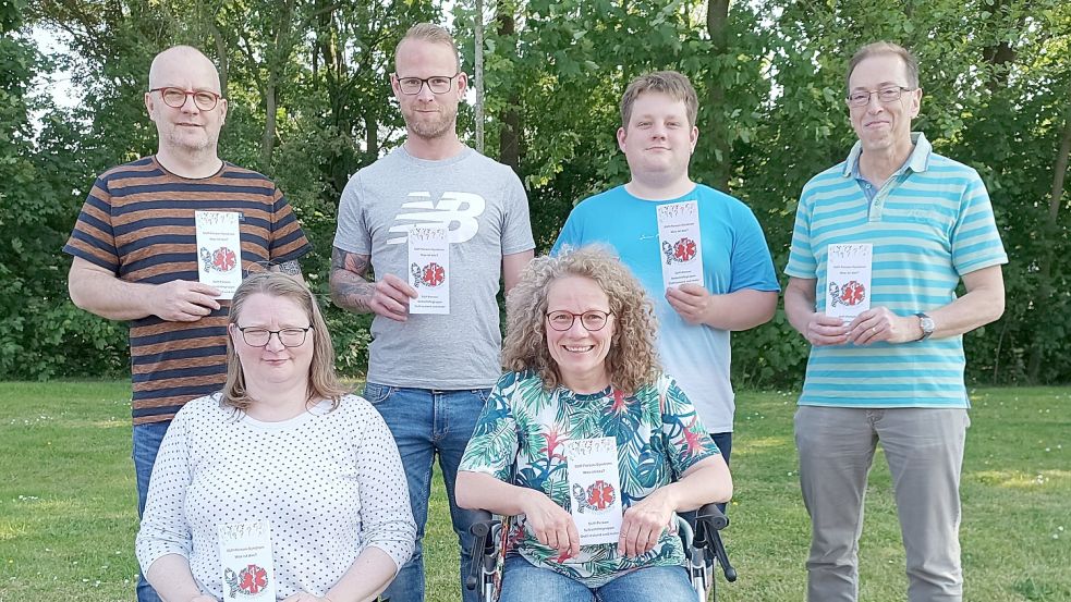 Mehr auf die seltene Krankheit Stiff-Person-Syndrom aufmerksam machen wollen (von links): Volker Ahrens, Christina Bensch, Andre Wattjes, Anke Ahrens, Jan Ahrens und Axel Brendes. Fotos: Scherzer