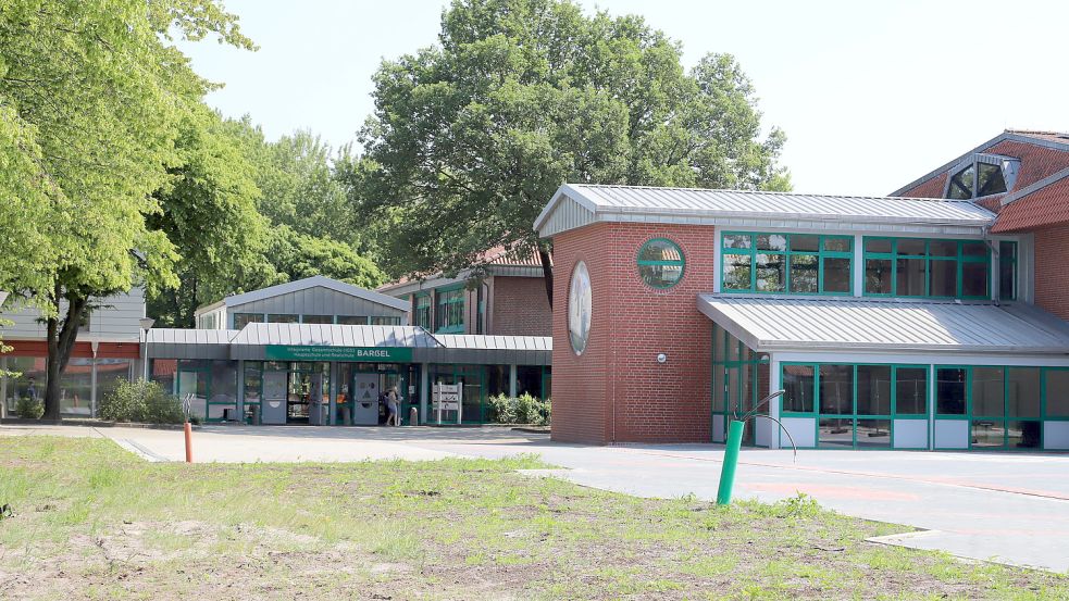 Das Schulgebäude der IGS Barßel ist in die Jahre gekommen. Jetzt soll es mit einem neuen Raumkonzept modernisiert werden. Foto: Passmann