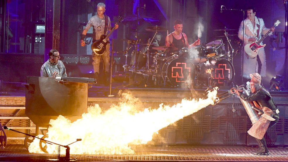 Rammstein Frontsänger Till Lindemann hantiert mit einem Flammenwerfer. Foto: Malte Krudewig/dpa