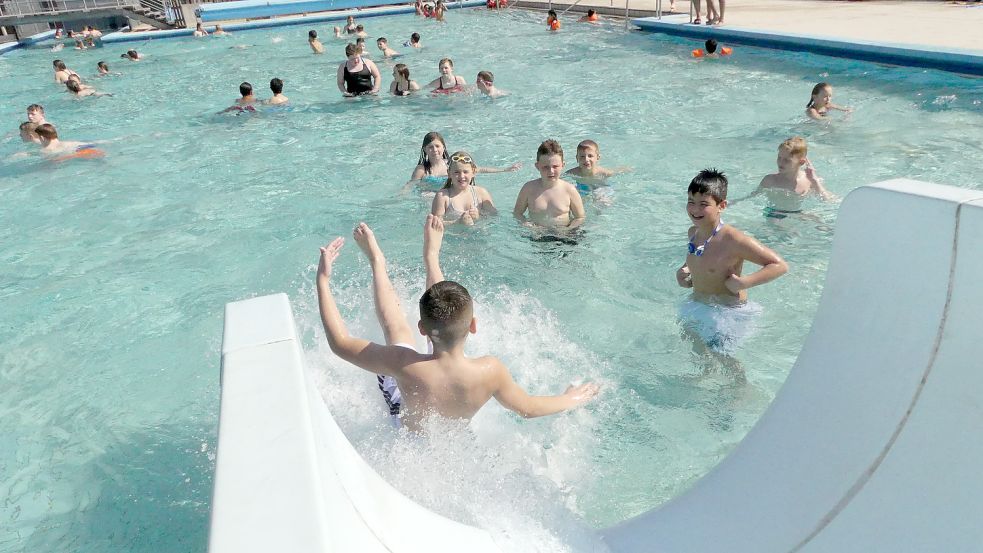 Spaß im Friesenbad: Der Gemeindejugendring bietet in den Sommerferien Fahrten an. Foto: Archiv