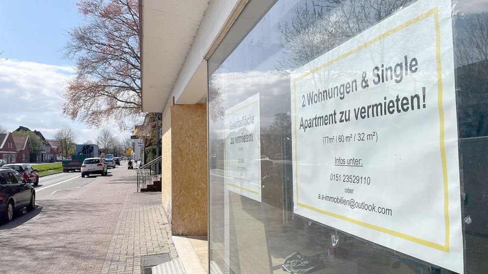 Die Wohnungen und das Ladenlokal liegen ganz zentral am Rhauderfehner Untenende. Foto: Janßen