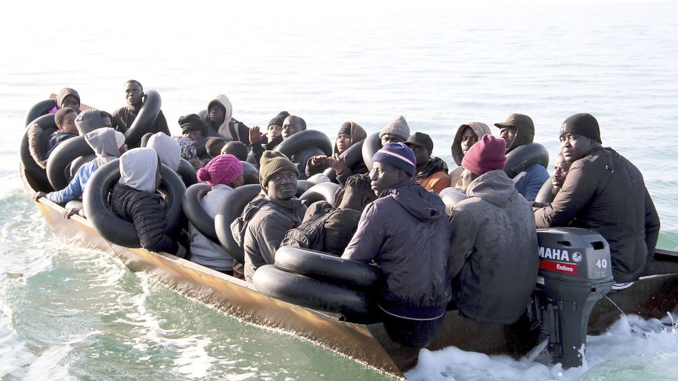 Migranten aus Afrika auf dem Mittelmeer. Die Zahl der Menschen, die bei der Überfahrt sterben, hat wieder deutlich zugenommen. Foto: AP