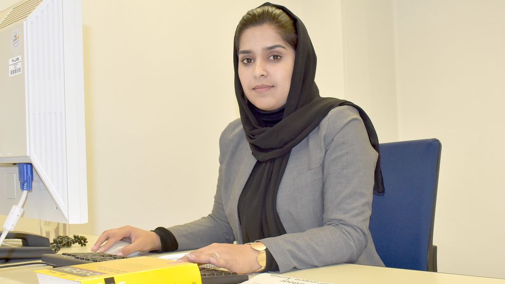 Yasamin Gheyasi sitzt an ihrem Schreibtisch in der Redaktion des General-Anzeigers. Die 25-jährige angehende Journalistin macht zurzeit ein Praktikum beim GA. Foto: Zein