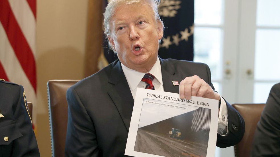 Der frühere US-Präsident Donald Trump punktete bei seinen Wählern mit einem Mauerbau zu Mexiko, um illegale Migration zu stoppen. Europa war empört. Aber ist der Asylkompromiss so viel besser? Foto: Jacquelyn Martin/AP/dpa