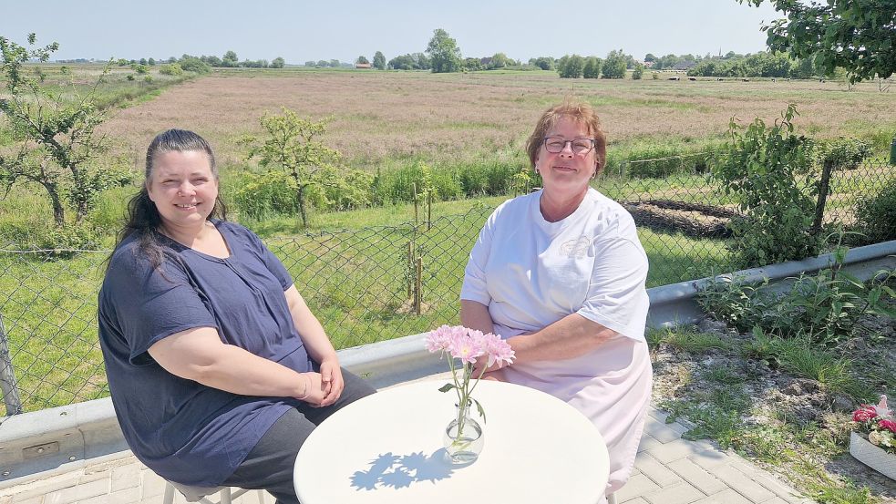 Sandra Stopar und ihre Mutter Kerstin Bullerjahn sitzen auf der Terrasse des Cafés. Dort können Ausflügler ein Päuschen einlegen und den Blick auf die idyllische Landschaft genießen. Foto: Gettkowski