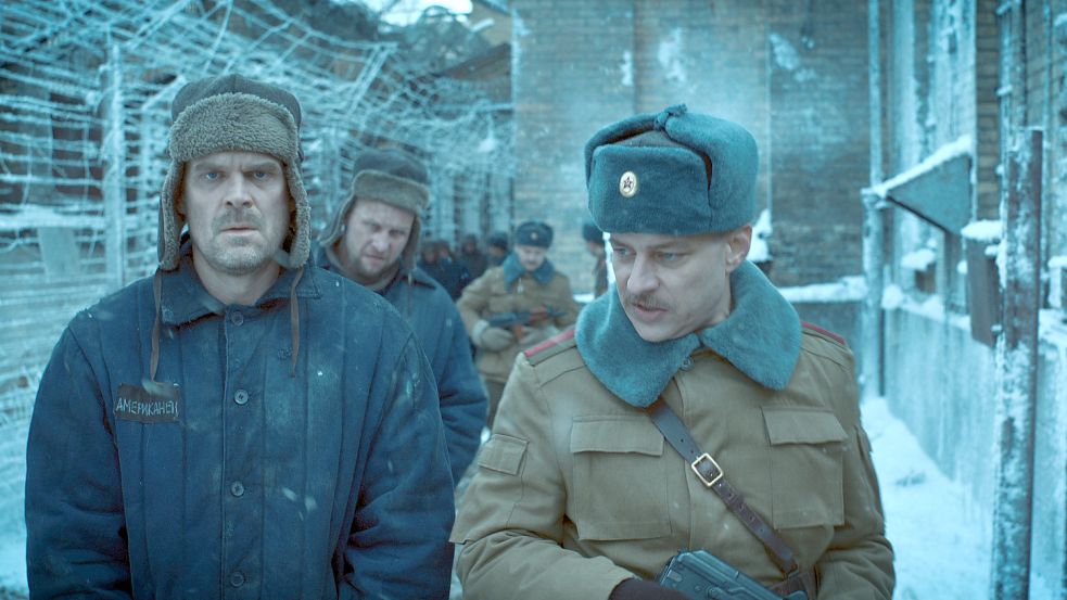 David Harbour (links) als Jim Hopper und Tom Wlaschiha als Dmitri in einer Szene aus "Stranger Things". Foto: Courtesy Of Netflix/dpa