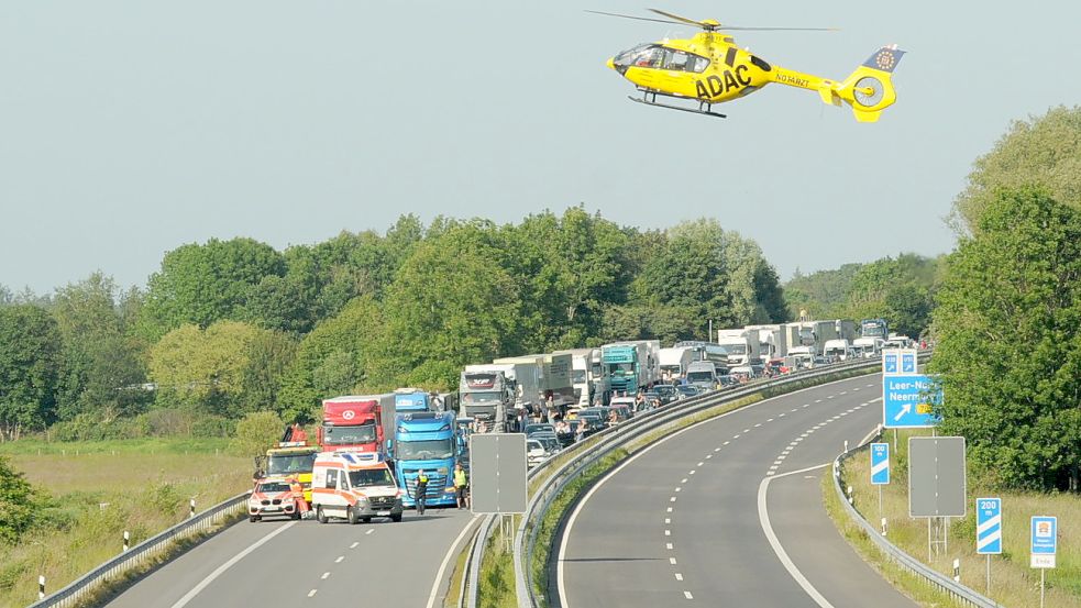 Die Autobahn war gesperrt. Der Verkehr staute sich. Ein Rettungshubschrauber brachte den Mann in eine Klinik. Foto: Wolters