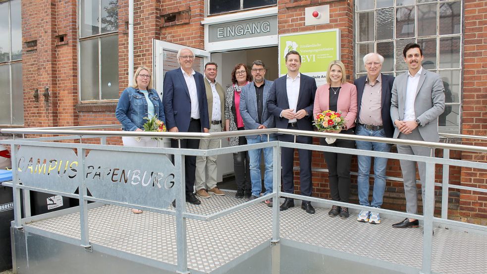 Gastgeber und Unterstützer (v. l.): Jessica Pommer (Unternehmensgruppe Kramer Lancas Maul), Wilhelm Schulte, Hermann Meemken, Veronika Kasicki, Dennis Langes (Unternehmensgruppe Kramer Lancas Maul), André Schulte-Pinkhaus, Vanessa Gattung, Dr. Volker Eissing und Nick Schröder (Fischer med. Technik). Foto: Campus Papenburg