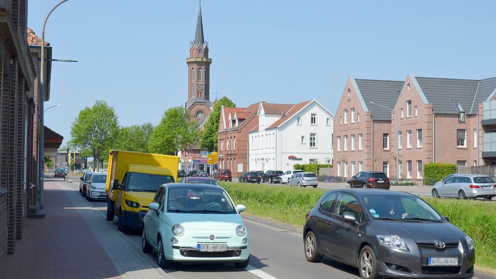 Das Untenende in Rhauderfehn ist oft belebt von viel Verkehr. Für Radfahrer ist das nicht ungefährlich. Der Gemeinderat überlegt deshalb, ob man die Parkstreifen entfernt und dafür in beiden Richtungen einen vernünftigen Radweg baut. Das macht Geschäftsleuten und Anrainern Sorgen. Einige von ihnen trafen sich jetzt, um zu besprechen, was es für Alternativen gibt und wie sie diese der Kommunalpolitik nahebringen. Fotos: Fertig