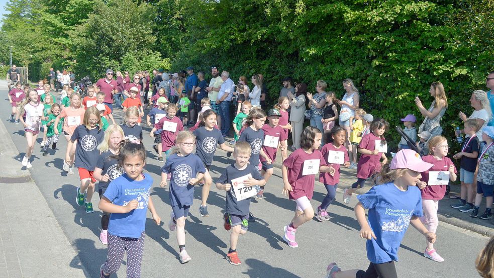 Mit dem Lauf der Kinder ging der Kleinbahnlauf in Rhauderfehn los.