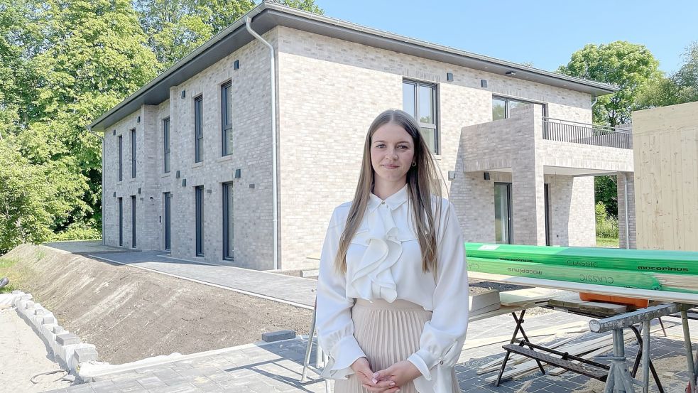 Giulia Horn zeigt eines der beiden Gebäude, die bei einem Schautag präsentiert werden sollen. Foto: Hellmers