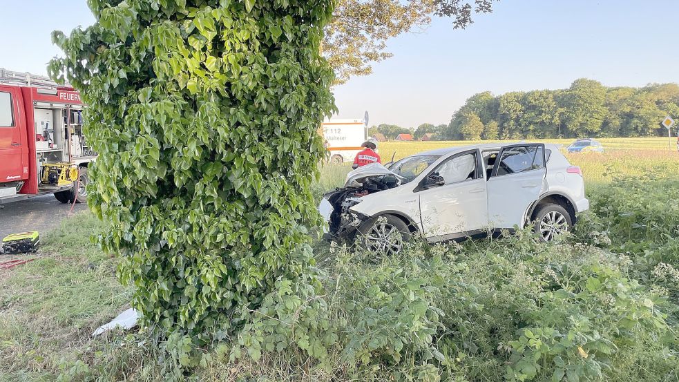 Der Wagen war gegen einen Baum geprallt. Foto: Feuerwehr