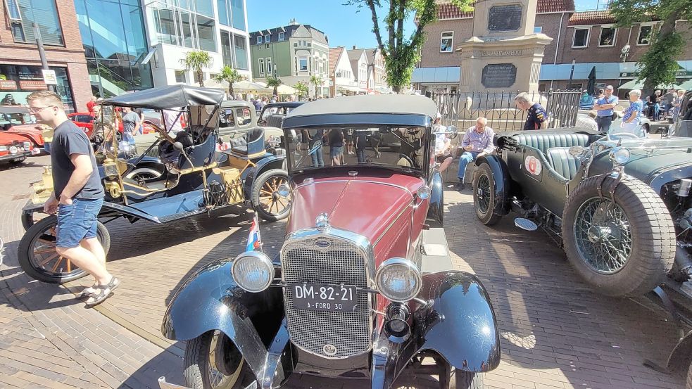 Zahlreiche Oldtimer stehen in der Leeraner Innenstadt. Foto: Wolters