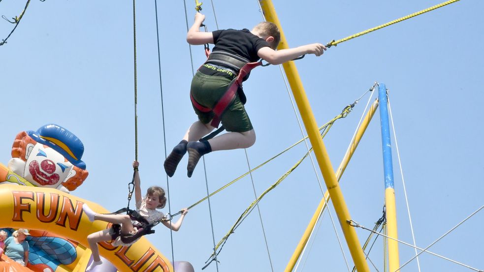 Kinder können auf der Hüpfburg und einem Trampolin toben. Foto: Hellmers