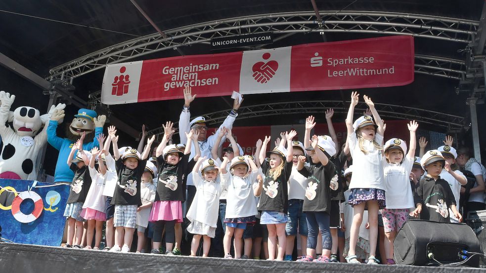 Die Kindergarten-Rocker aus Collinghorst haben mit den Overledingerjungs das Fest eröffnet. Foto: Hellmers