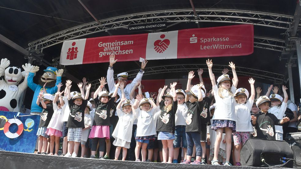 Die Kindergarten-Rocker aus Collinghorst und der Shantychor Overledinger Jungs haben mit einem Lied das Fest eröffnet. Foto: Fellmers