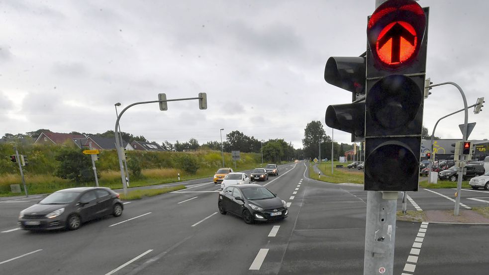 Vom Ems-Park kommt man derzeit auf der Heisfelder Straße nicht in Richtung Innenstadt. Zwischen Lidl und der Kreuzung Strohhut wird an der Fahrbahn gearbeitet. Foto: Ortgies/Archiv