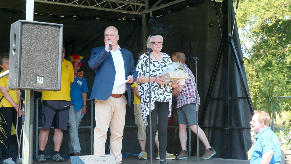 Bürgermeister Claus-Peter Horst ehrte und verabschiedete Inge Stellermann-Hanekamp. Die Initiatorin des Festes möchte sich aus der Organsiation zurückziehen. Foto: Bothe