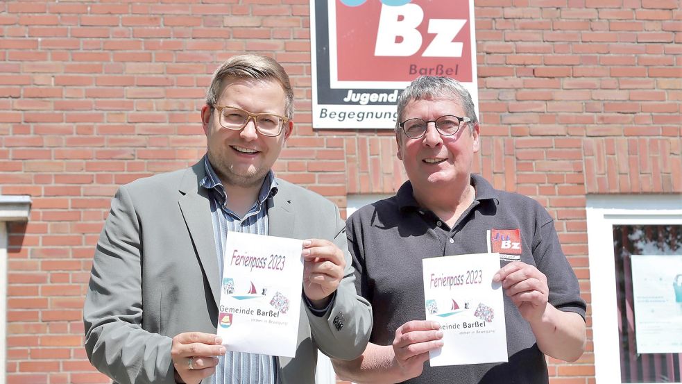 Das Programm des Ferienpasses der Gemeinde Barßel stellten vor: (von links) Barßels Bürgermeister Nils Anhuth und Gemeindejugendpfleger Hartmut Börchers. Foto: Passmann
