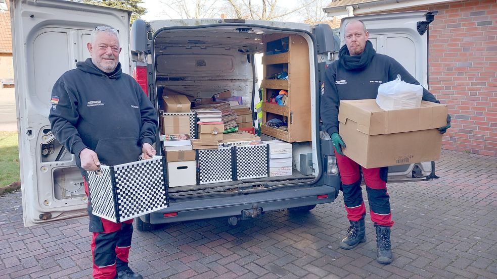 Matthias Klipstein und Franz Brüning bereiten die Spende für die Kita St. Josef in Papenburg vor. Foto: Scherzer