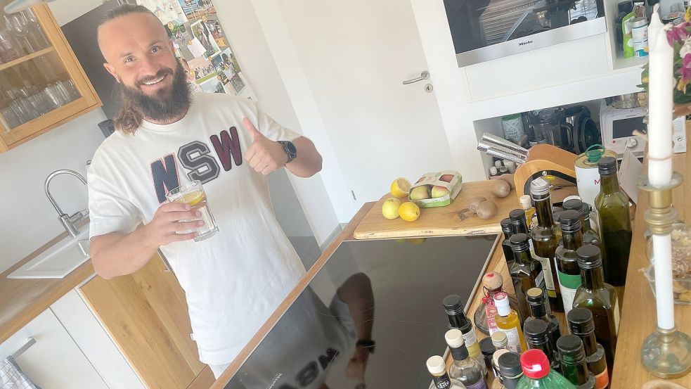 Ein Glas Wasser mit Zitrone tut es auch. Der Rhaudermoorer Fitnesstrainer Mirko Malec trinkt seit fast einem halben Jahr keinen Alkohol mehr. Foto: Hellmers