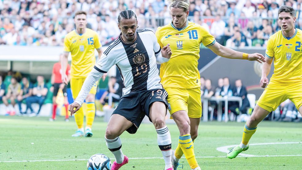 Leroy Sane im Zweikampf mit Mykhaylo Mudryk. Foto: imago images/Eibner