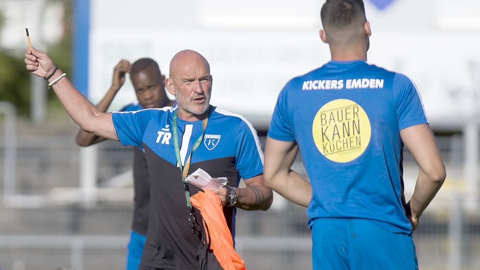 Ende des Monats bittet Trainer Stefan Emmerling seine Mannschaft wieder auf den Trainingsplatz. Ab sofort müssen sie schon individuelle Läufe absolvieren. Foto: Doden/Emden