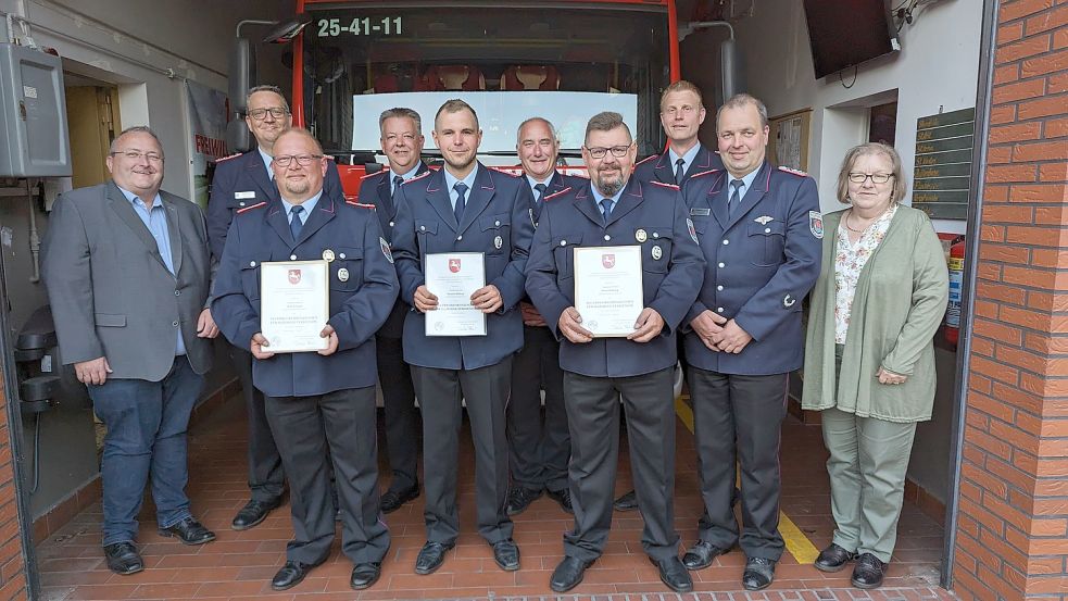 Freuen sich gemeinsam Gerhard Wiechers (Ortsbürgermeister Steenfelde, von links), Frank Harms (Gemeindebrandmeister), Rolf Schmidt, Joachim Lassahn (stellvertretender Gemeindebrandmeister), Dennis Röding, Ralf Heykants (Kreisbrandmeister), Heinz Röding, Hannes Betten (stellvertretender Ortsbrandmeister), Alexander Luiking (Ortsbandmeister) und Gabriele Ostholthoff (stellvertretende Bürgermeisterin WOL) Foto: Bruns