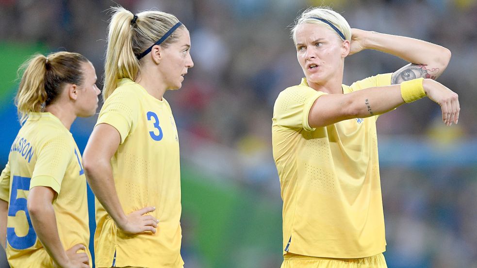 Nilla Fischer (rechts) im Jahr 2016 mit ihren Teamkolleginnen Jessica Samuelsson (links, heute Jessica Wik) und Linda Sembrant. Fischer erhebt in ihrem neuesten Buch Vorwürfe bezüglich der Praktik zum Geschlechtsnachweis bei der WM 2011. Foto: dpa/Sören Stache