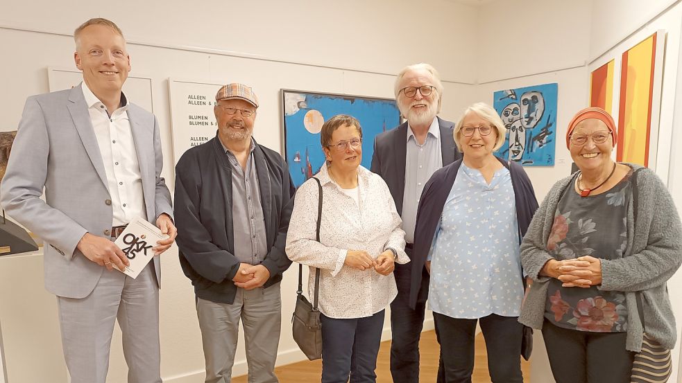 Bei der Ausstellungseröffnung: (von links) Uwe Brechtezende (Vorstandsvorsitzender der Volksbank Westrhauderfehn), Rodion Farjon, Renate Tongers, Walter Ruß (1. Vorsitz Ostfriesischer Kunstkreis), Helma Bittner und Ursula Kray. Fotos: Scherzer