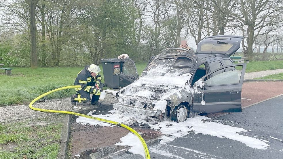 Auf der Autobahn entdeckte der Fahrer den Rauch, konnte das Auto aber noch auf einen Parkplatz in Nortmoor lenken. Foto: Feuerwehr/Archiv