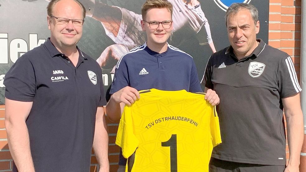 Die TSV-Verantwortlichen Dieter Schliep (links) und Frank Flügge (rechts) freuen sich über die Verpflichtung von Hannes Stellamans (Mitte). Foto: TSV