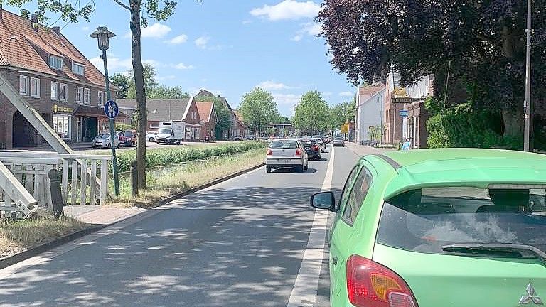 Der Streifen rechts gehört im rechtlichen Sinne zur Fahrbahn. Die Gemeinde Rhauderfehn möchte ihn als Parkstreifen erhalten. Foto: Kruse